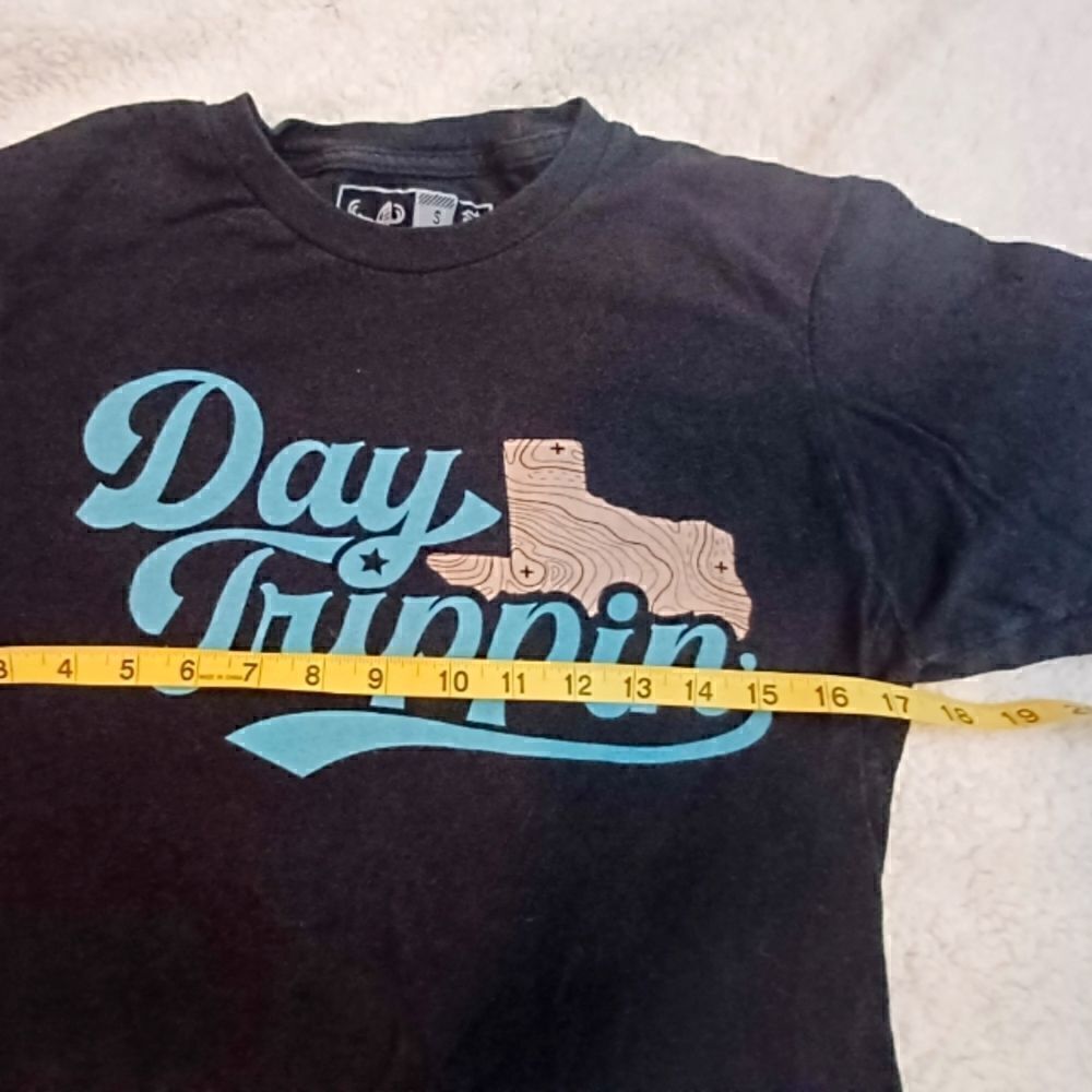 Daytripper Men's black tee - Picture 2 of 5